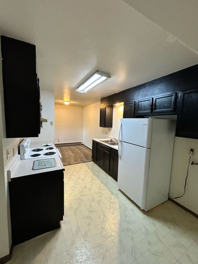 Building Photo - 2 Bedroom 1 Bathroom Centrally Located -MO...