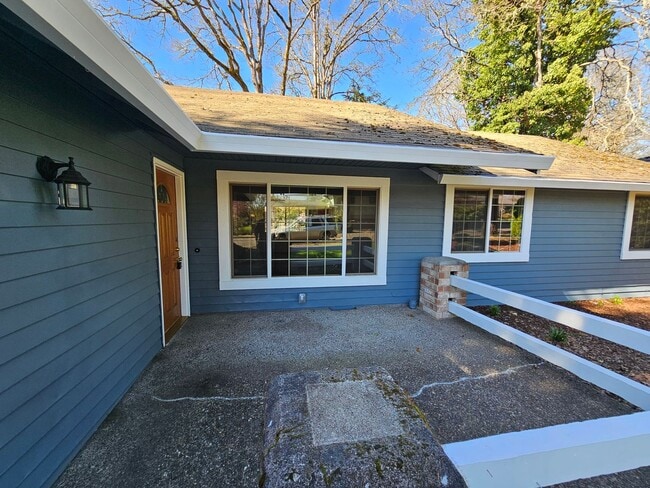 Building Photo - Roomy Ranch in Gladstone