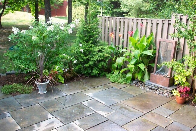 Building Photo - Adorable 1 bedroom 1.5. bath end unit townhouse in Annapolis