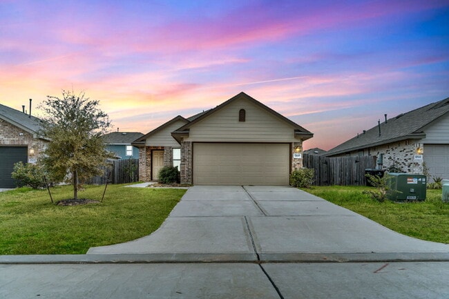 Building Photo - Like-new three bedroom single story home featuring a spacious open floor plan ideal for modern li...