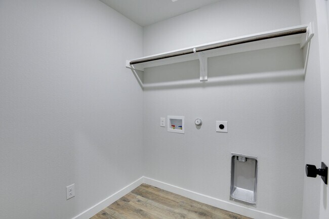 Building Photo - AVAILABLE NOW! EDGEWOOD ESTATES LUXURIOUS TRIPLEX LOCATED ON 1-ACRE LOT IN MIDLOTHIAN, TX!