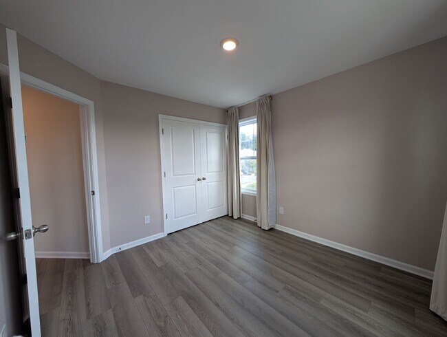 Building Photo - Modern Corner Lot Townhome located in the Ivy Ridge Community in South Carolina !