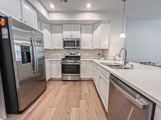 Building Photo - Luxury 3 Bedroom 2.5 Bathroom Brick Townho...
