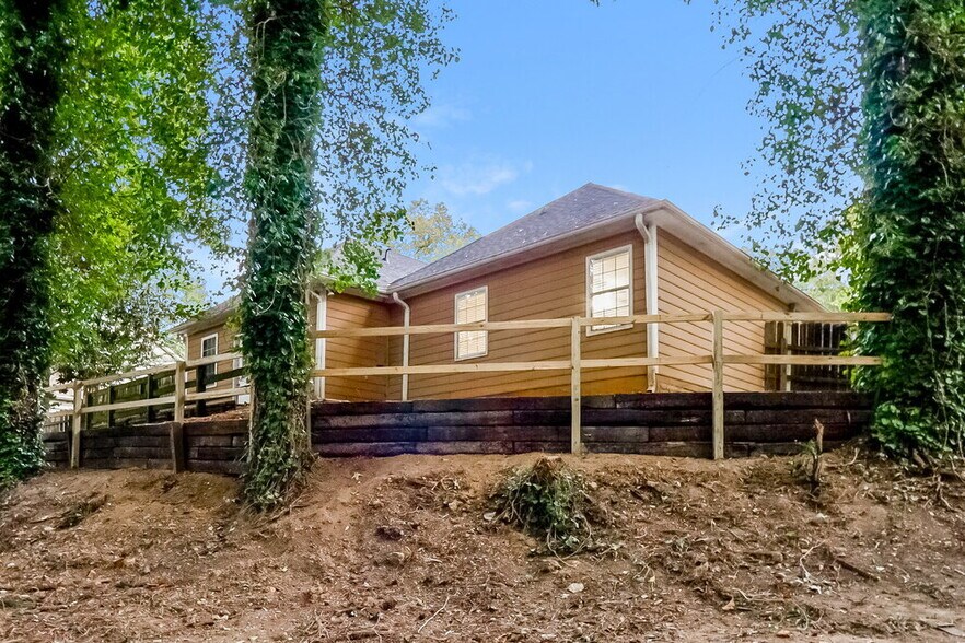 Building Photo - 144 Carriage Dr