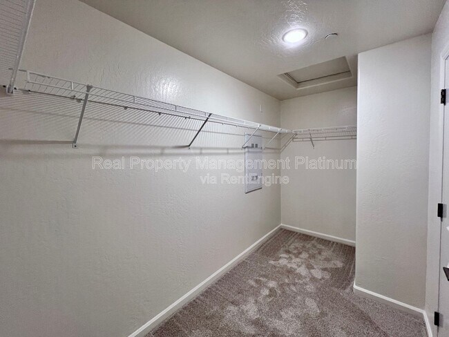 Building Photo - 6596 E Cresthaven Dr