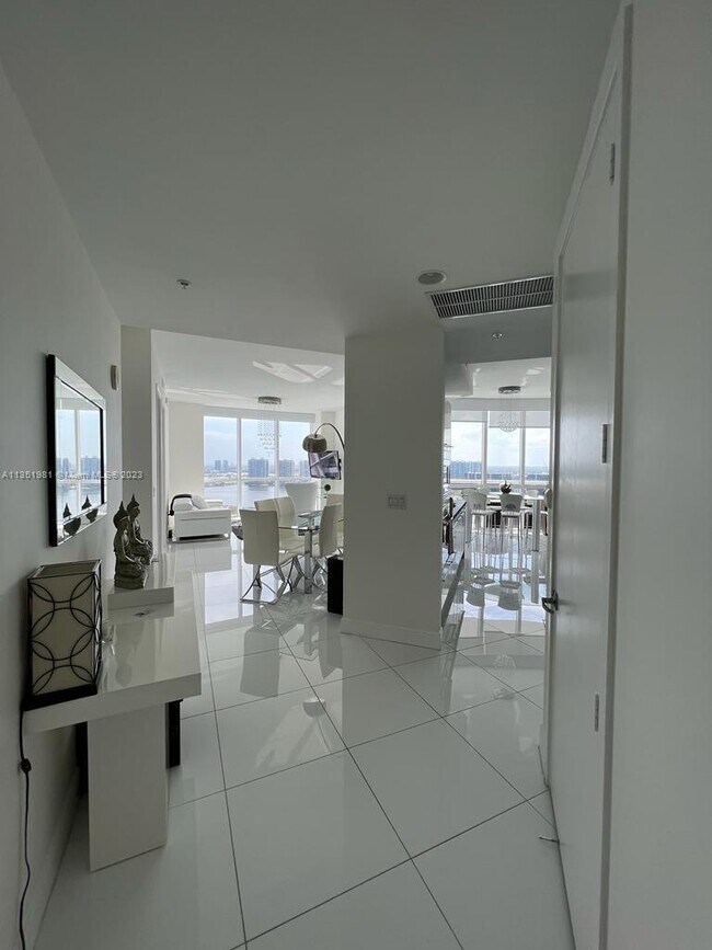 Building Photo - 18201 Collins Ave