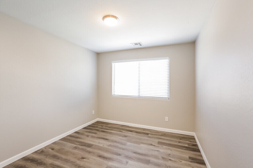 Building Photo - 9913 E Emelita Ave