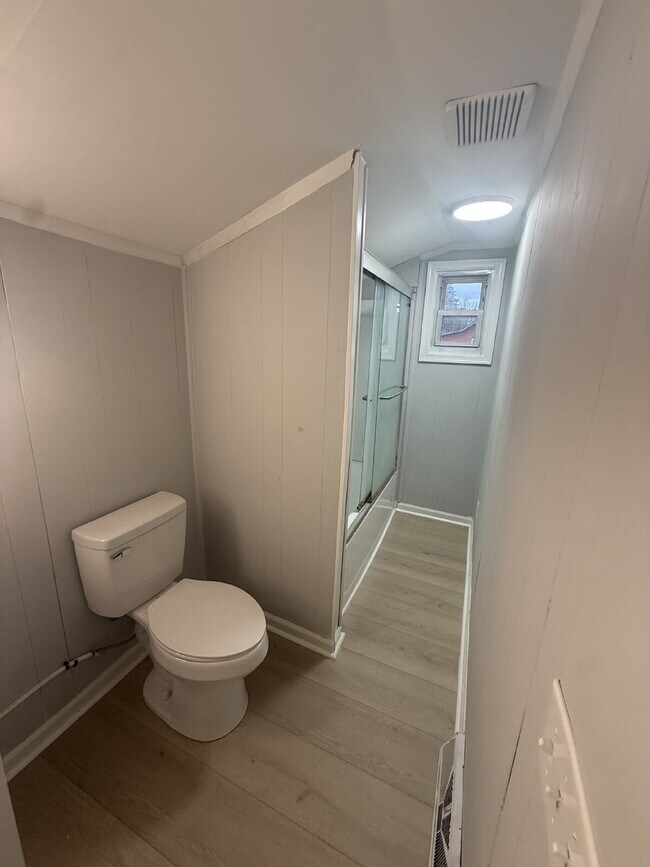 Building Photo - 2 bedroom 1 bath Home in Hurt VA with large yard just minutes to downtown Altavista.