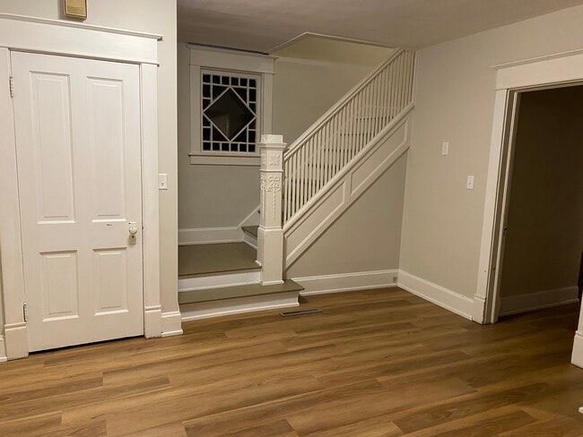 Building Photo - Yellow (417)