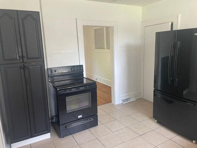 Building Photo - 3 bedroom 1 bath house for rent
