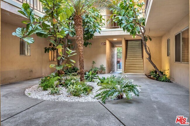 Building Photo - 1110 S Oakhurst Dr