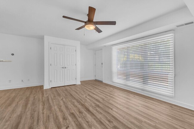 Building Photo - Large, Luxurious 2 Bedroom 2 Bath at Parkside at Alexandria