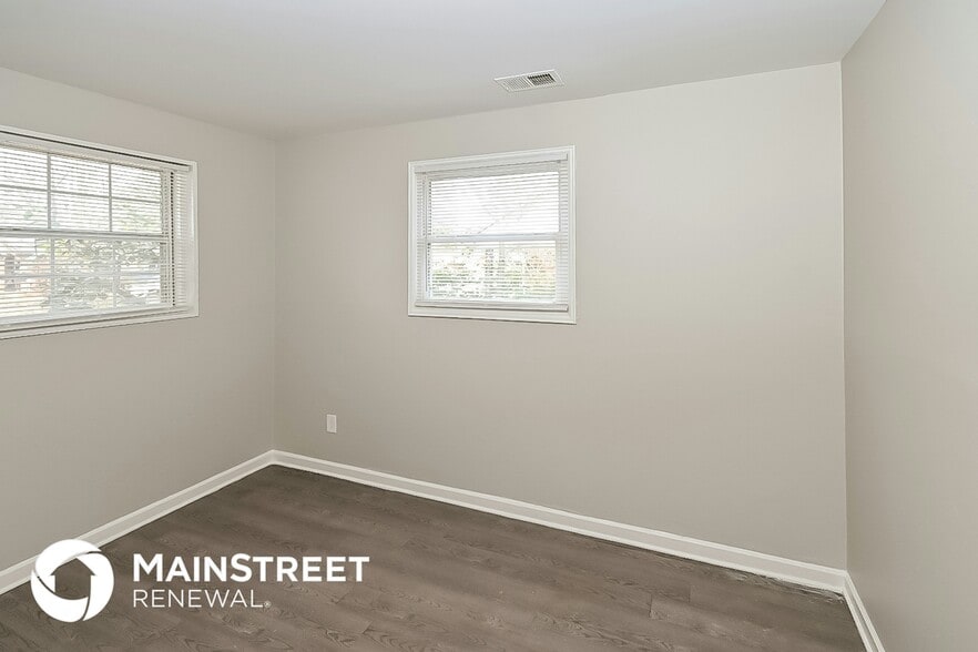 Building Photo - 1058 Avon Rd