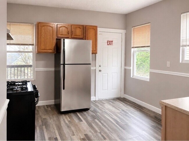 Building Photo - 32 Callender St