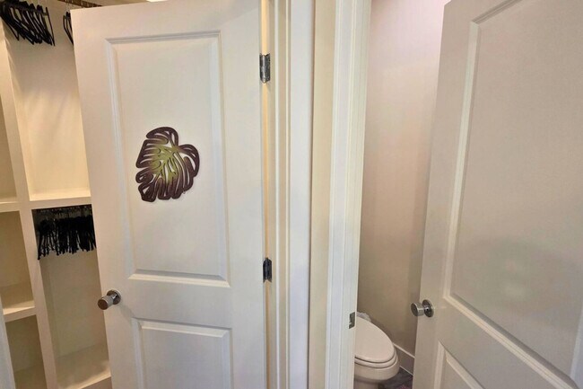 Building Photo - 5342 Donovan Gdns Ln