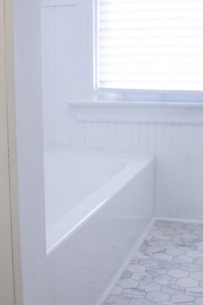 Building Photo - 220 W Chestnut St