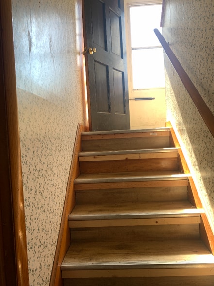 Building Photo - 102 Oakwood St