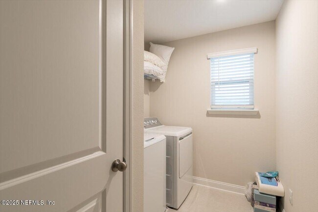 Building Photo - 239 Meadow Creek Dr