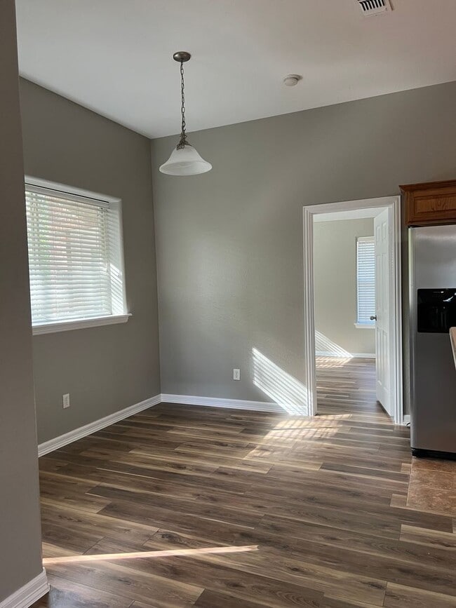 Building Photo - 521 Sweetwater Dr