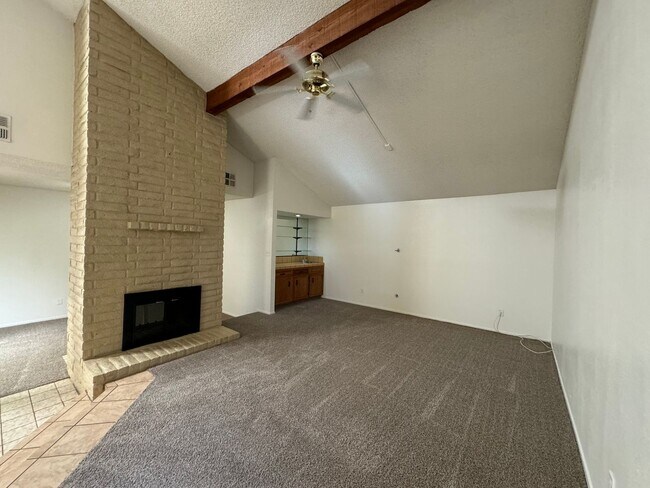 Building Photo - Condo in Southwest Bakersfield