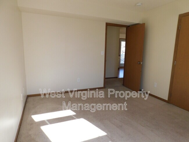 Building Photo - 210 Cardinal Wy