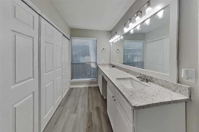 Building Photo - 22 S Rain Forest Ct