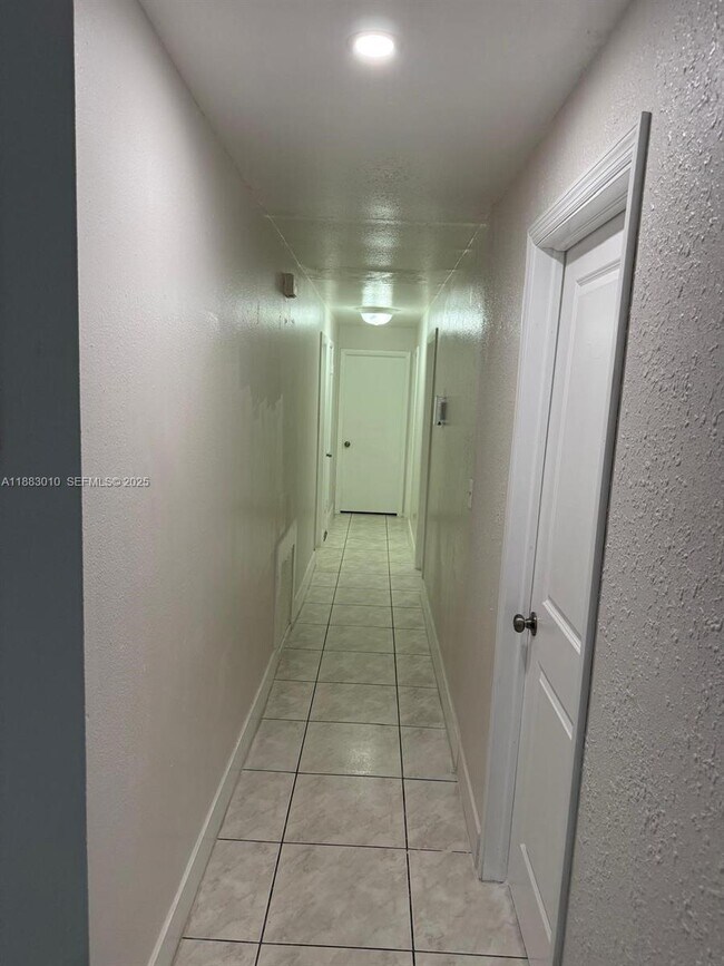 Building Photo - 824 SW 12th Ct