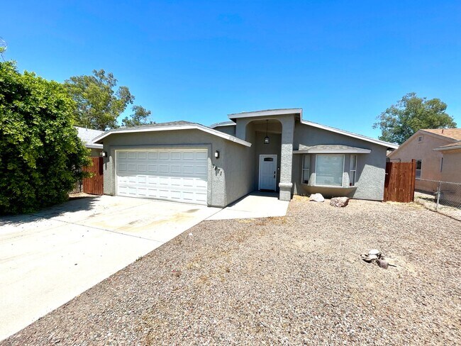 Building Photo - Luxurious Fully Furnished 3 Bedroom Home with Garage!