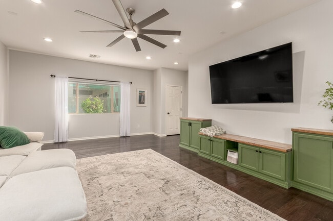 Building Photo - 1562 W Alder Rd