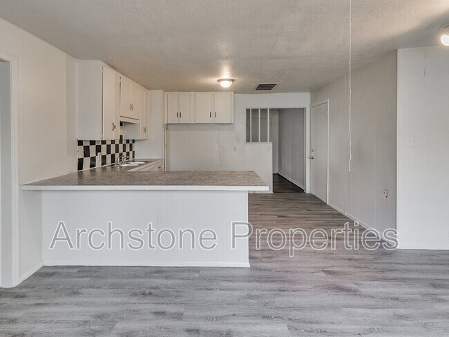Building Photo - 937 N Locust Ln