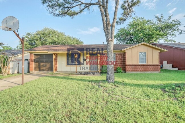 Building Photo - Inviting Home with Pool in Established Cleburne Neighborhood