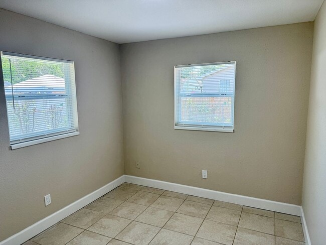 Building Photo - Fully Renovated and Modern 3/1 Available Now!