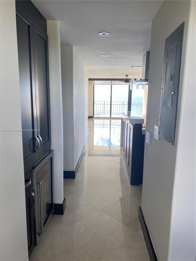 Building Photo - 1632 S Bayshore Ct