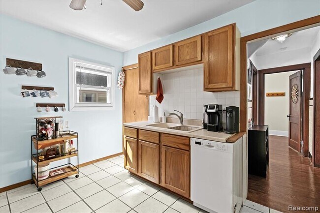 Building Photo - 423 Pingree Blvd