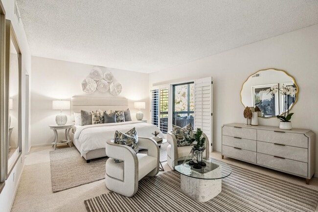 Building Photo - Elegant 2BR Condo with Golf Course Views i...