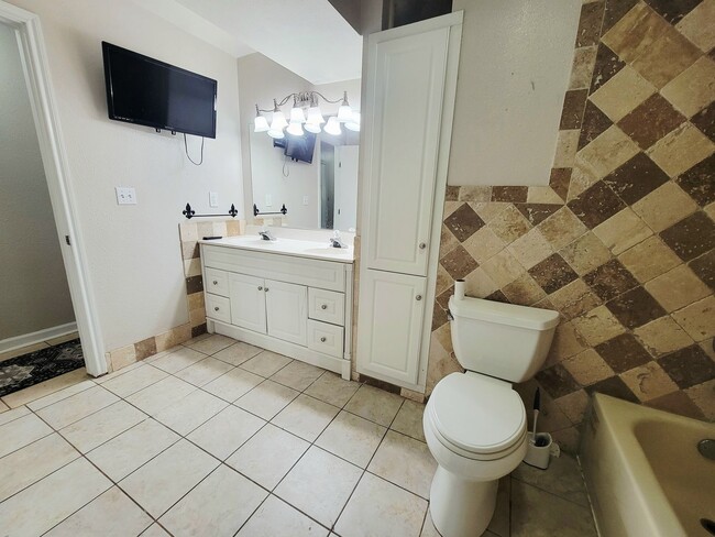 Building Photo - Spacious 3/2/1 with Additional Living Area/Game Room & Yard Service