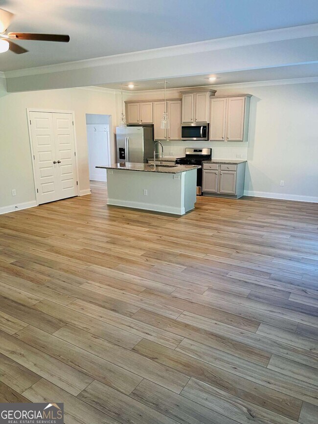 Building Photo - 3030 Westgate Park Dr