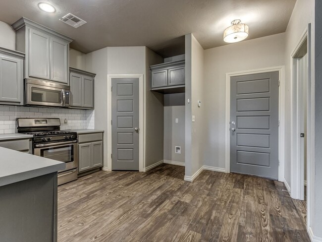 Building Photo - Newer Home + Putnam City Schools + 3 bedrooms