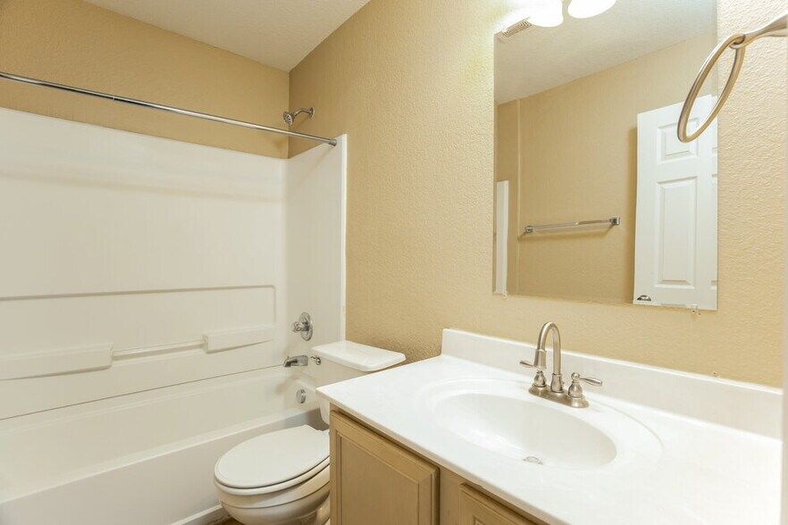 Building Photo - 135 Woodstone Loop