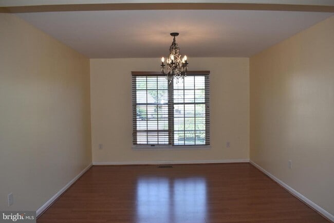 Building Photo - 2174 E Greenleaf Dr