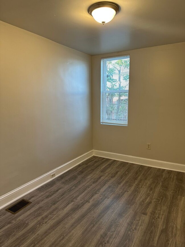 Building Photo - Spacious East Baltimore Home for Rent! Cen...