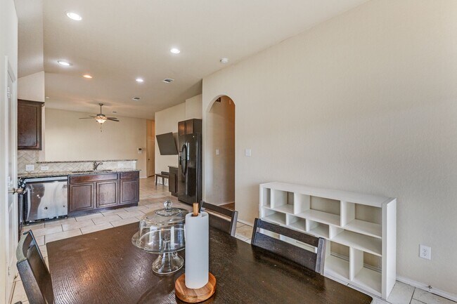 Building Photo - 3-BEDROOM, SINGLE STORY HOME IN CANDLEWOOD...