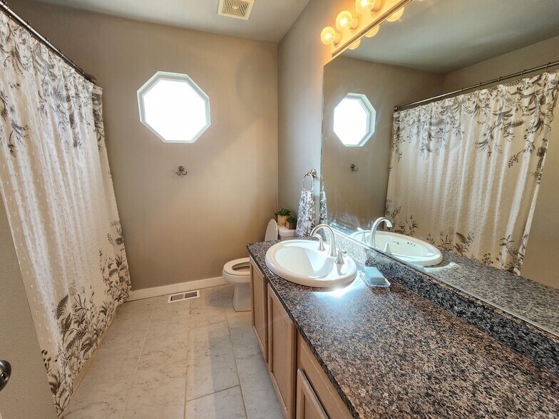 Building Photo - 1512 Coolcrest Dr