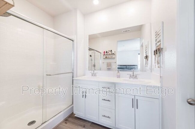 Building Photo - 40709 Melrose Dr