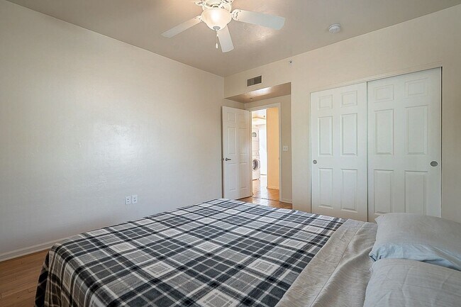 Building Photo - 928 E 6th St