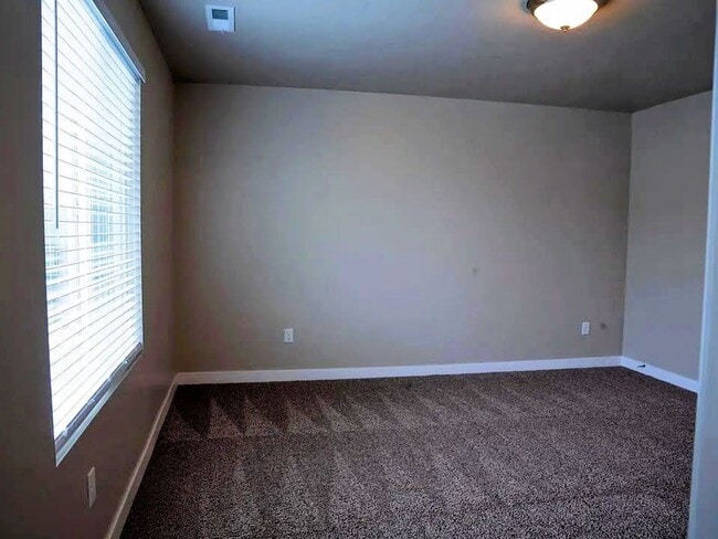 Building Photo - Beautiful Townhome in Bluffdale