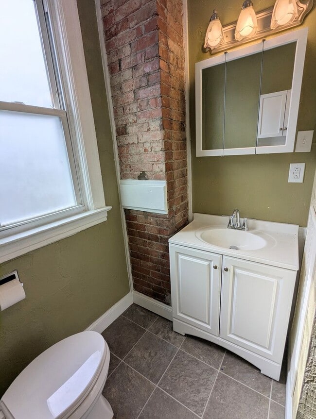 Building Photo - Spacious 4 Bedroom 2 Full Bathroom Home (Perry South)