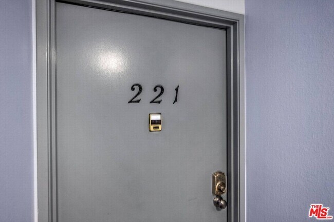 Building Photo - 501 Palisades Dr