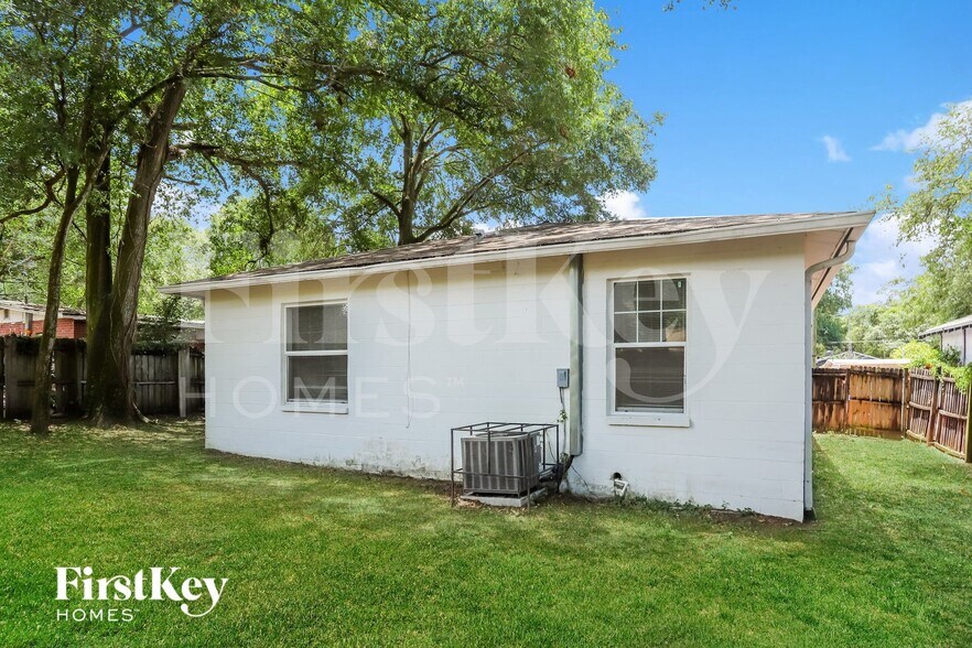 Building Photo - 1210 E Palifox St