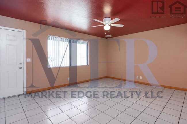 Building Photo - 3Bed/2Bath at 35th/Cactus! $1499 MOVE-IN S...